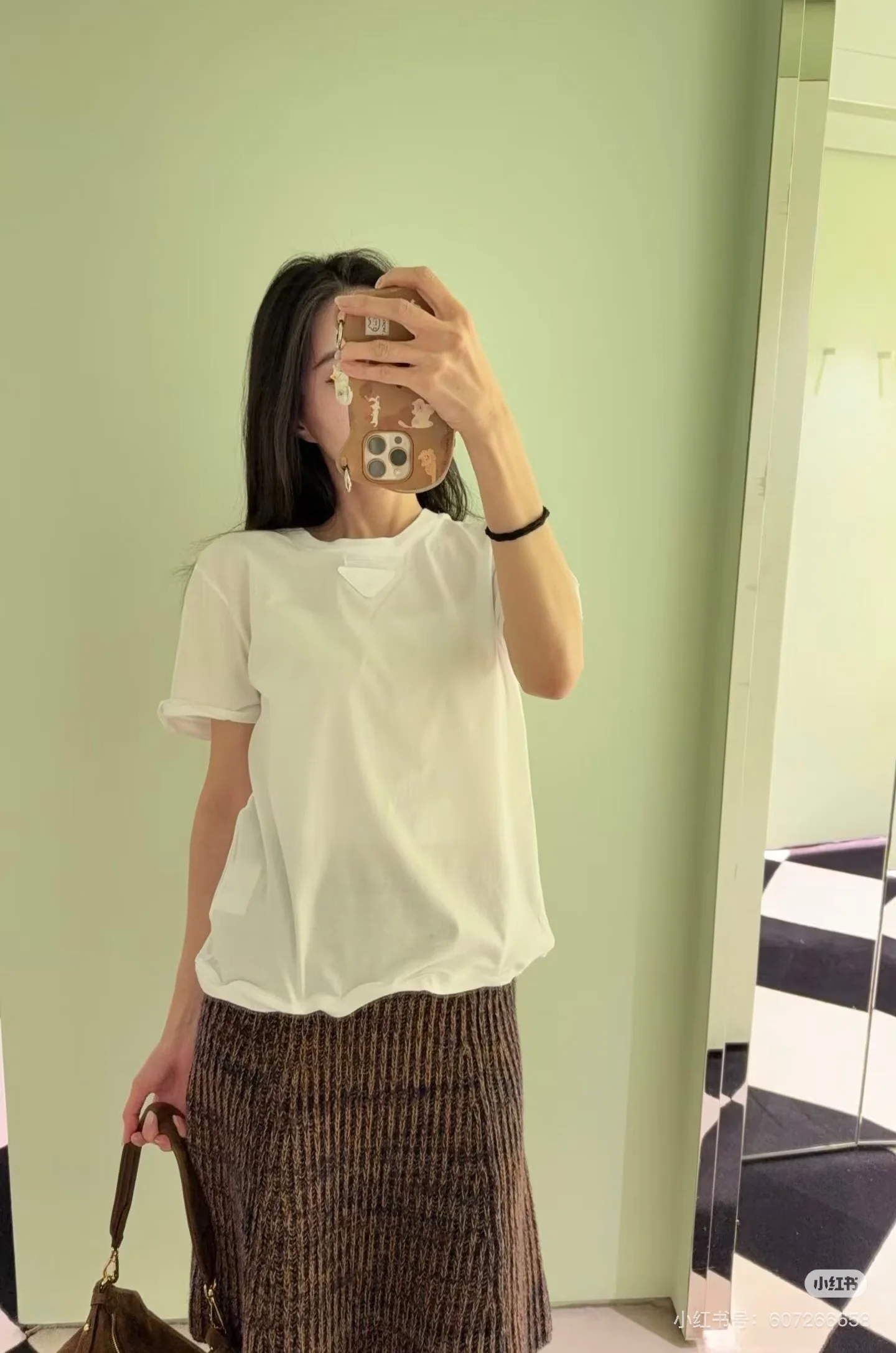 프라다 레터 로고 3D 엠보싱 반팔 티셔츠 26 SS 상세 이미지 4