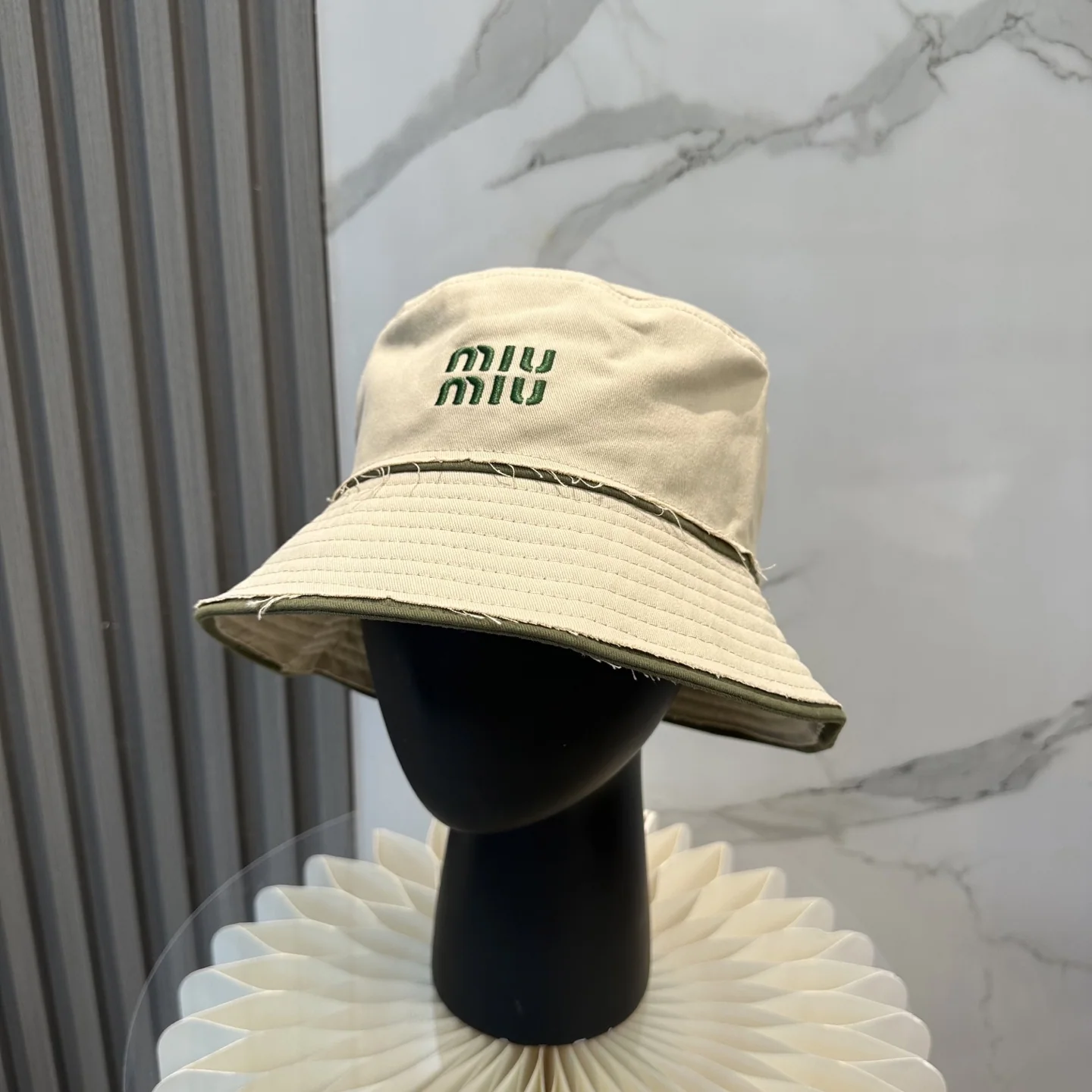 미우미우 자수 버킷 햇 모자 118531