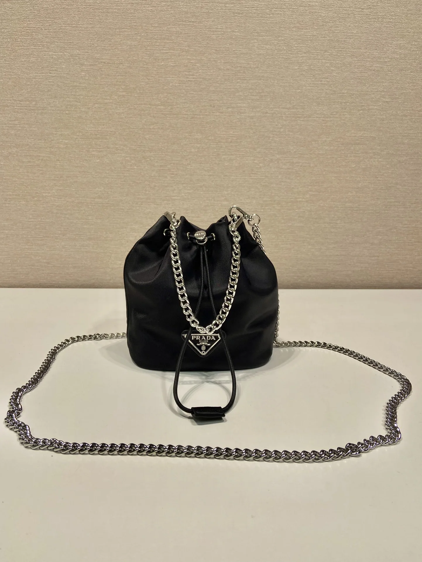 프라다 나일론 미니 버킷백 1BH612 상세 이미지 2
