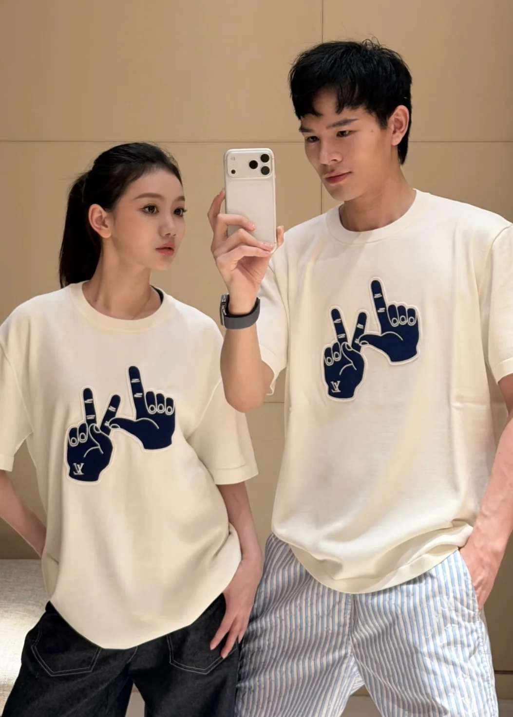 루이비통 핸드 제스처 로고 패치워크 남성 반팔 상세 이미지 9