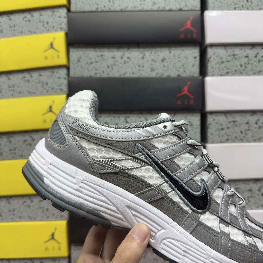나이키 [PE] P 6000 IR2004-100 201744 Nike P-6000 White Metallic Cool Grey Black 상세 이미지 2