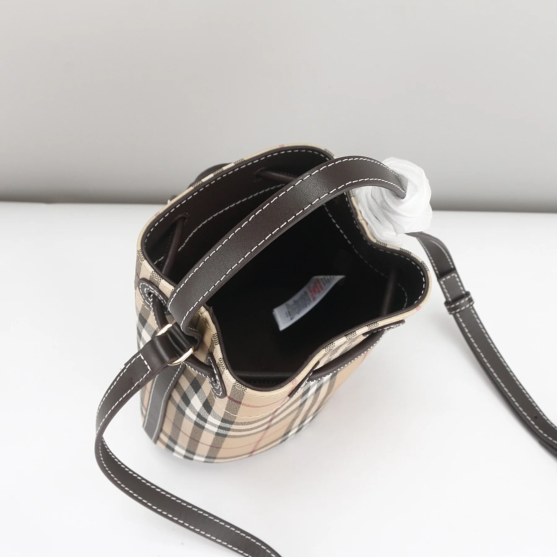 버버리 미니 체크 코팅 면 버킷백 상세 이미지 9