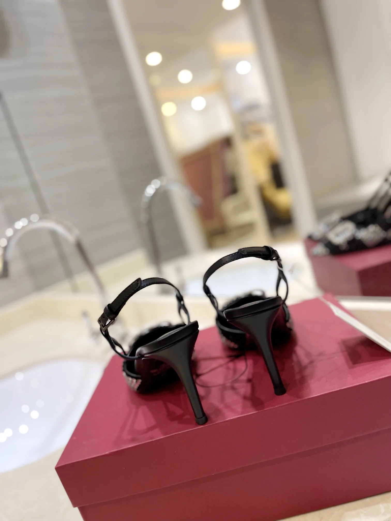 발렌티노 V로고 크리스탈 라인스톤 샌들 상세 이미지 9