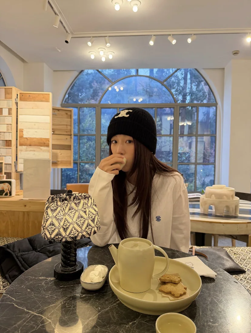 셀린느 마이크로 로고 자수 남성 긴팔 티셔츠 26SS 상세 이미지 12