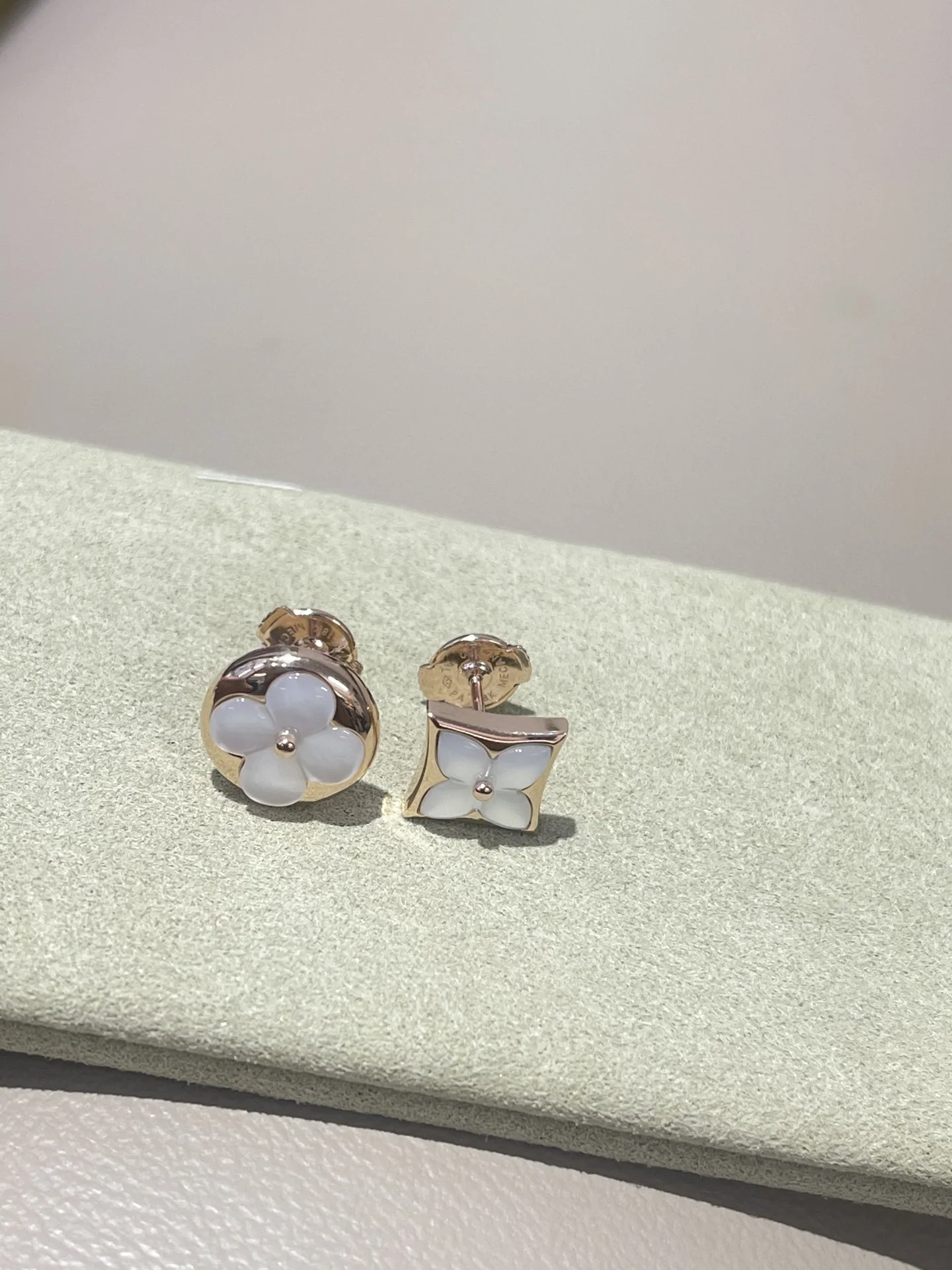 루이비통 18 K 골드 화이트 셸 귀걸이 상세 이미지 5