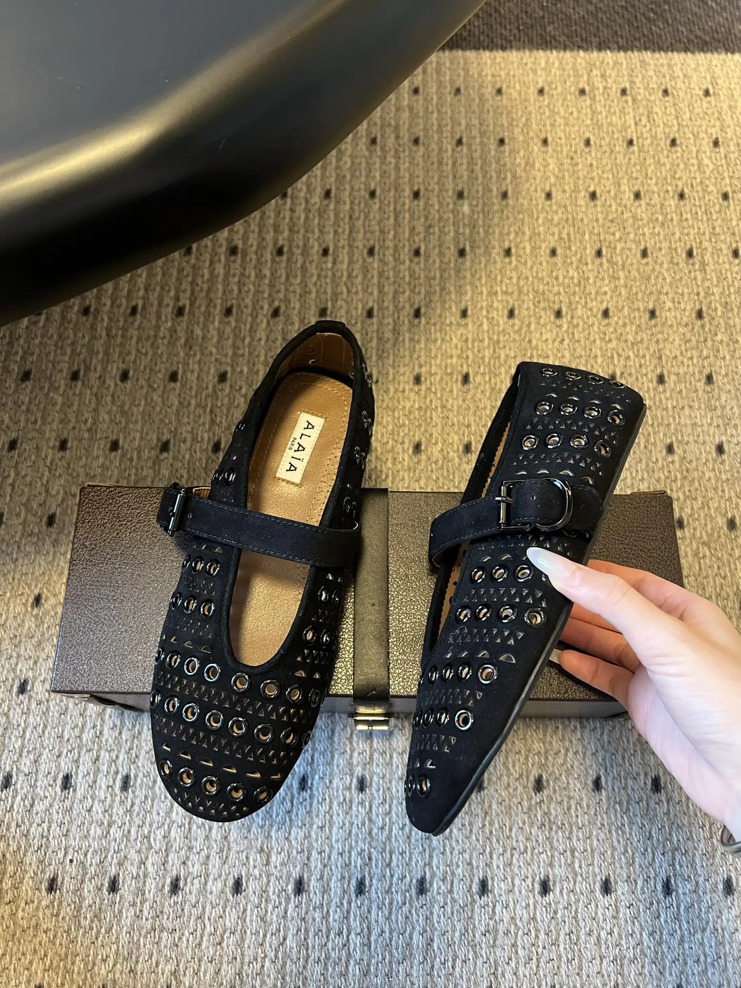 알라이아 펀칭 라운드 메리제인 상세 이미지 3