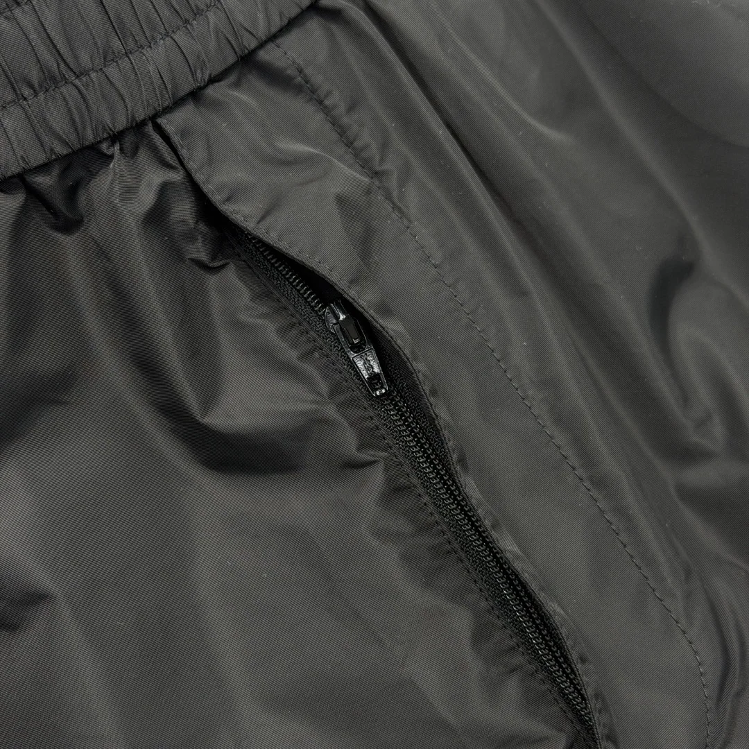 프라다 Re-Nylon 로고 집업 반바지 상세 이미지 7