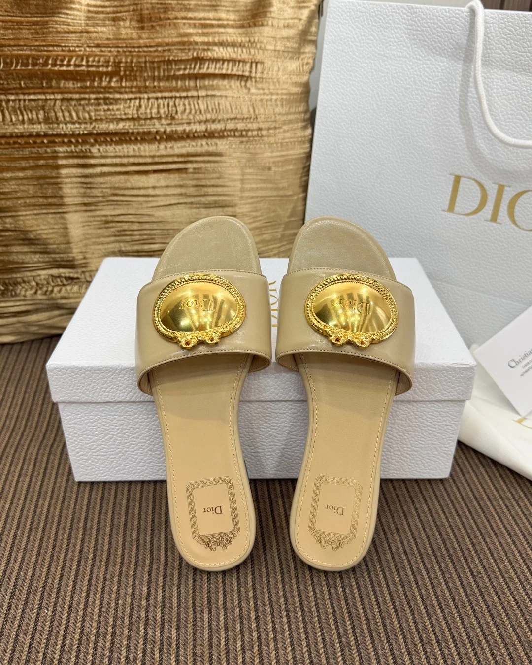 디올 카나주 메탈 버클 램스킨 샌들 상세 이미지 2