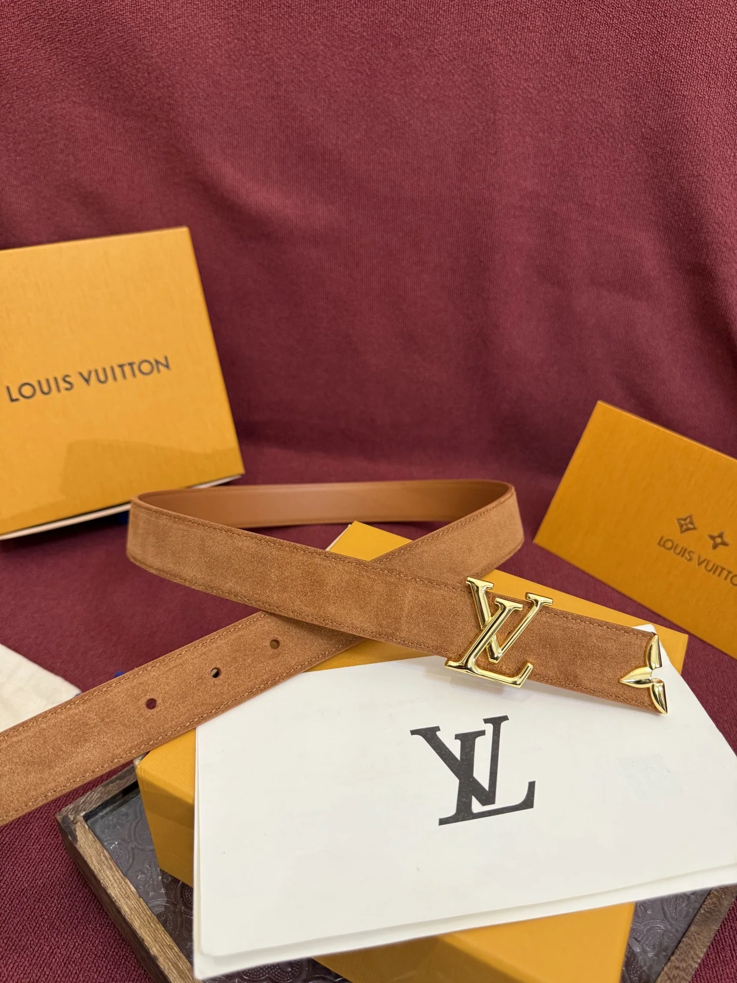 루이비통 LV 이니셜 골드 메탈 버클 스웨이드 벨트 상세 이미지 3