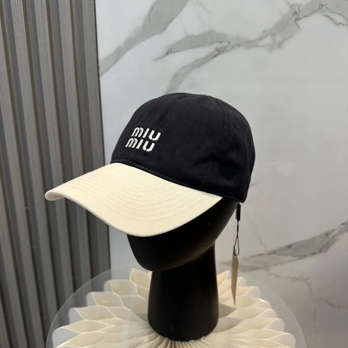 미우미우 컬러 블록 자수 야구모자 118984