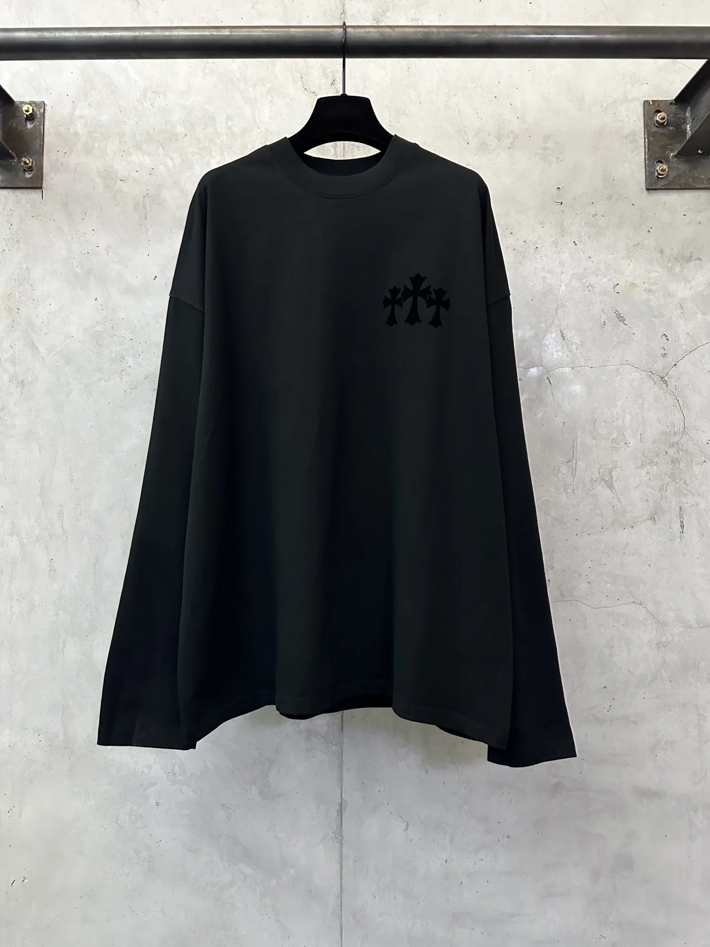 크롬하츠 플로키 로고 크루넥 긴팔 티셔츠 25SS