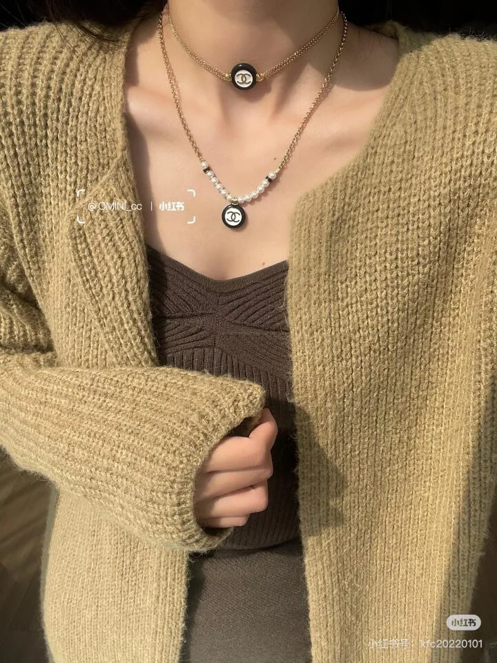 샤넬 블랙&화이트 버튼 라운드 에나멜 귀걸이 상세 이미지 2