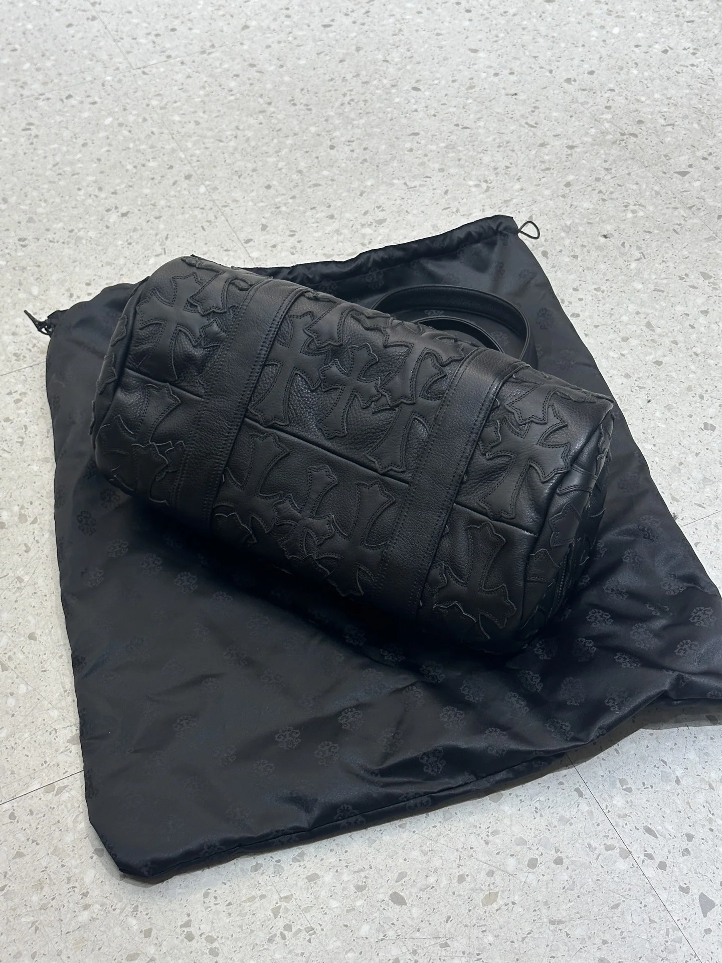 크롬하츠 블랙 레더 크로스 토트백 상세 이미지 3