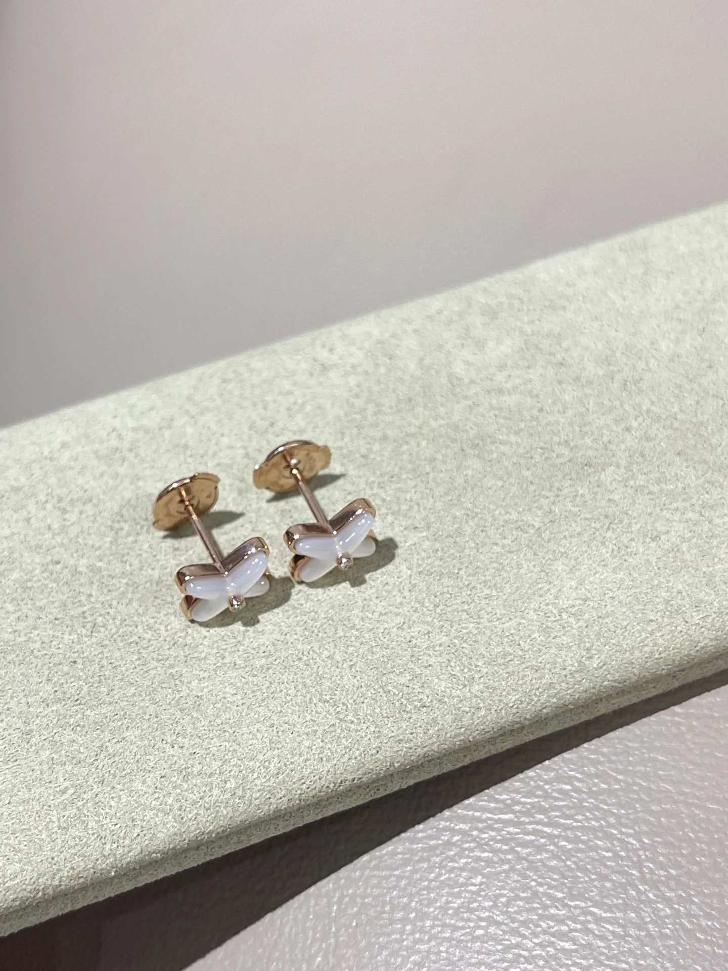 쇼메 화이트 셸 귀걸이 69802