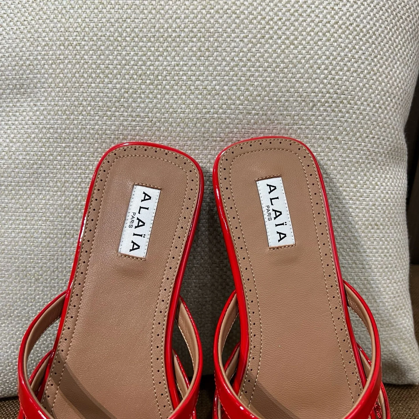 알라이아 메시 페이턴트 가죽 플랫 뮬 상세 이미지 8