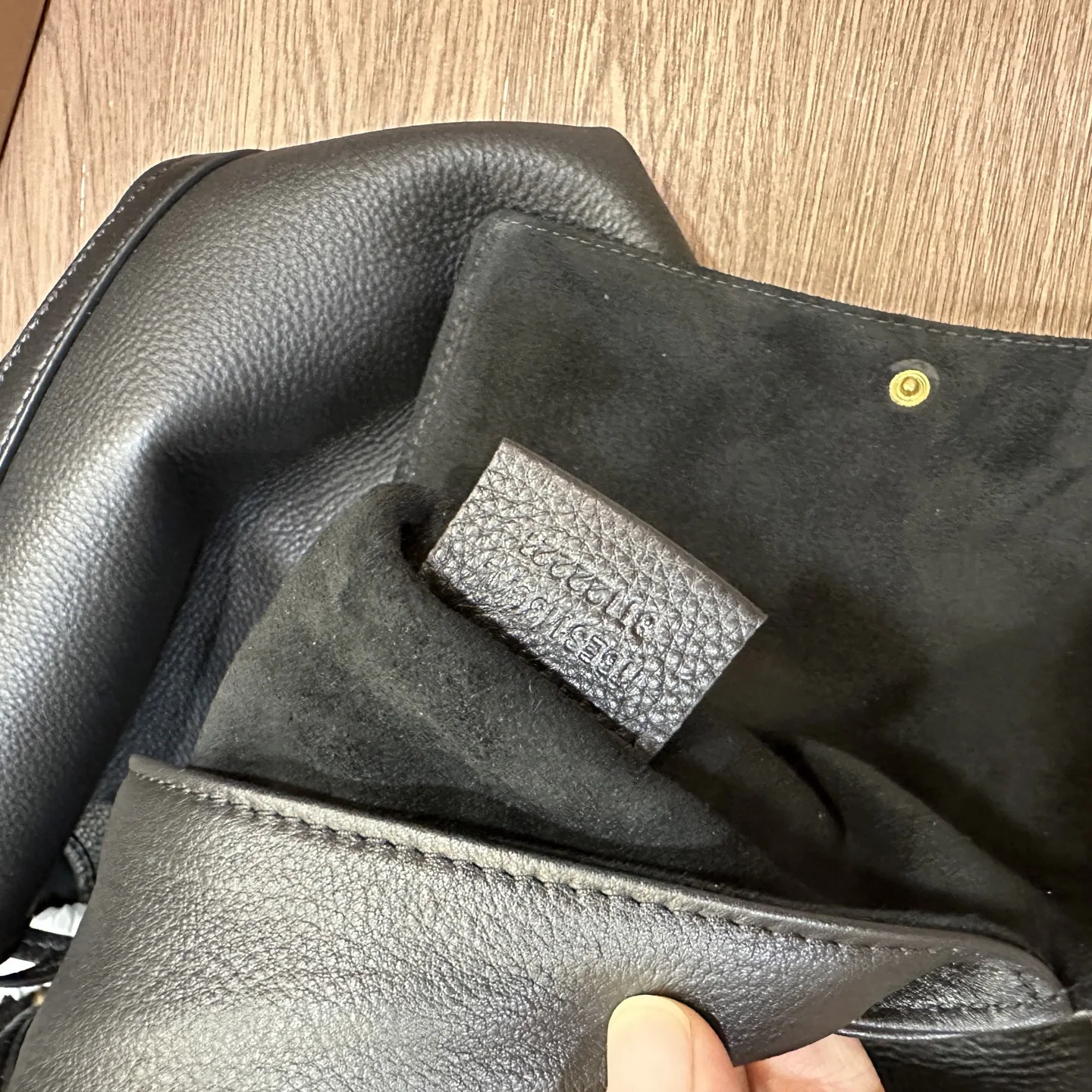 버버리 레트로 체크 소가죽 토트백 상세 이미지 9