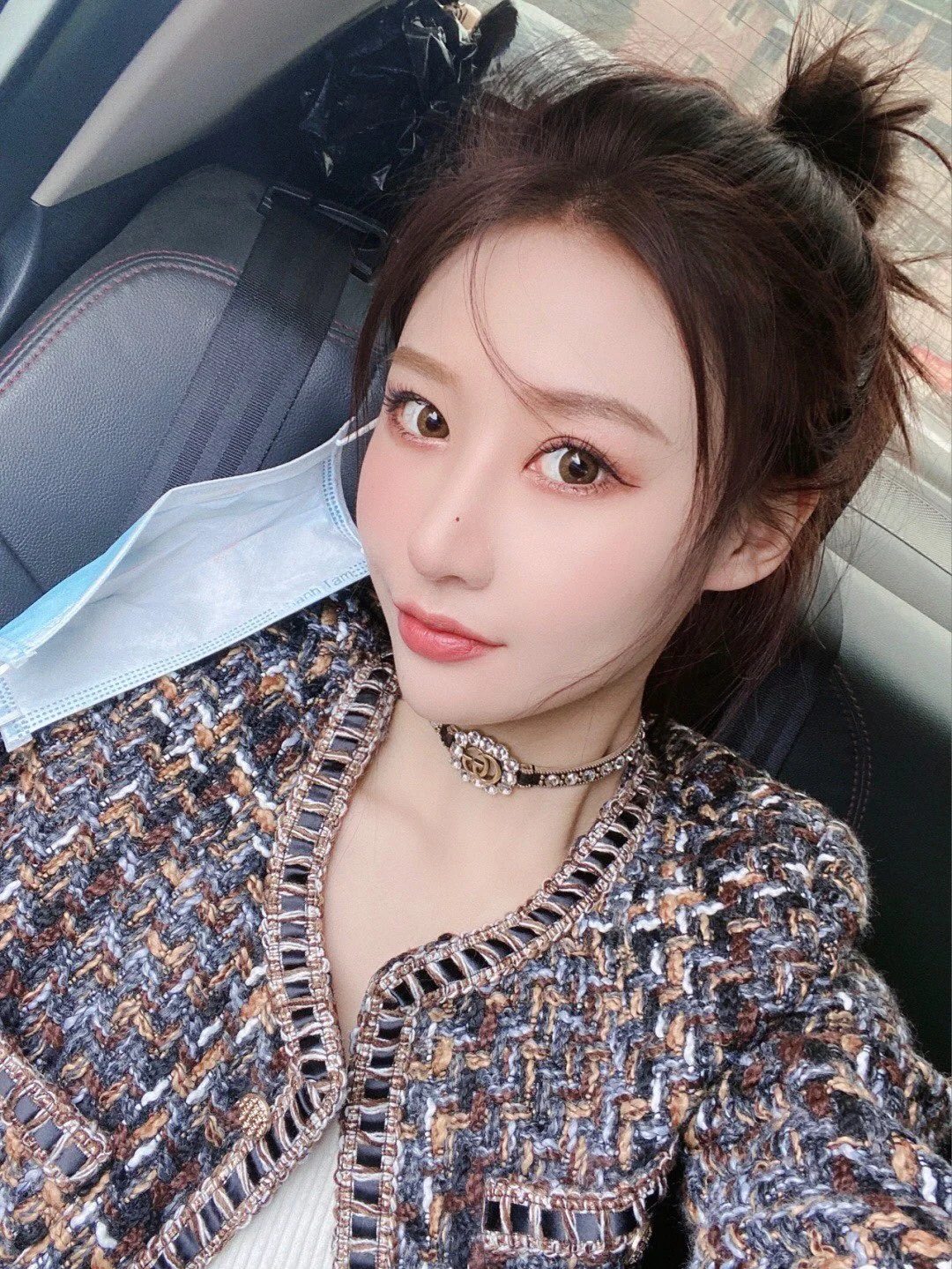 구찌 GG 레터 크리스탈 가죽 초커 목걸이 상세 이미지 4