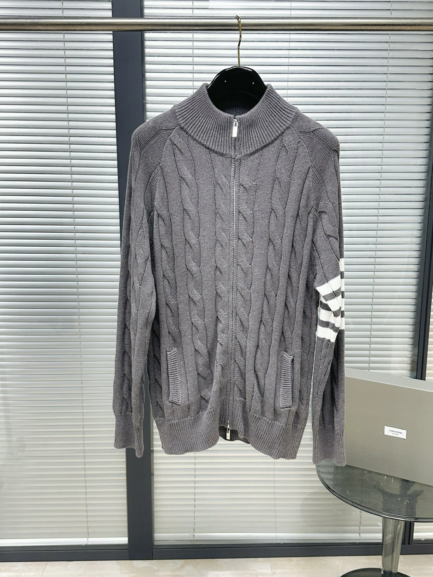톰브라운 그레이 4 바 스트라이프 모크넥 지퍼 니트 남녀공용 상세 이미지 2