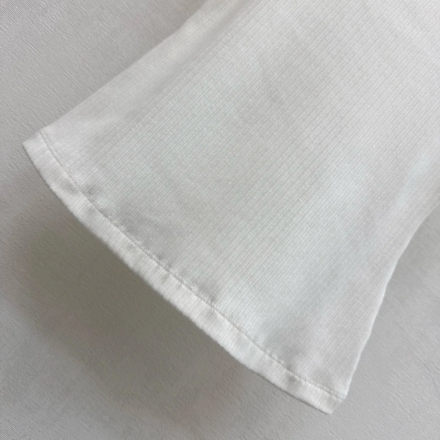 로에베 리본 버클 자수 로고 반팔 티셔츠 상세 이미지 4