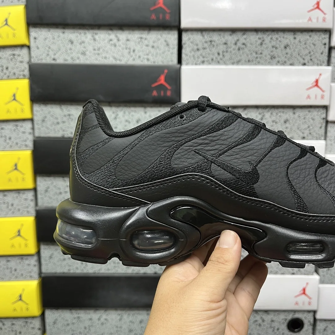 나이키 [DF] 에어 맥스 플러스 AJ2029-001 201706 Nike Air Max Plus Triple Black Leather 상세 이미지 2
