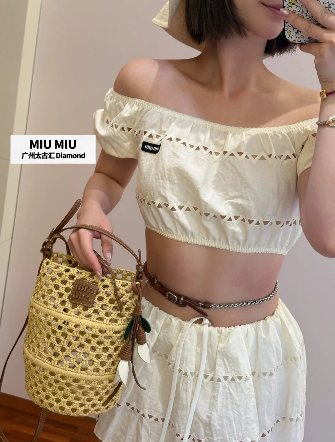 미우미우 트라이앵글 컷아웃 오프숄더 반팔 탑 상세 이미지 3
