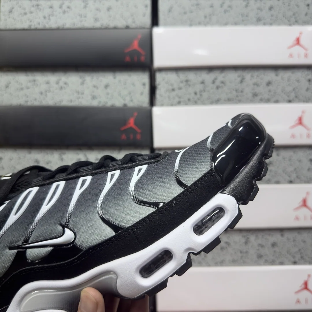 나이키 [TK] 에어 맥스 플러스 DM0032-003 201970 Nike Air Max Plus Black Silver White 상세 이미지 2