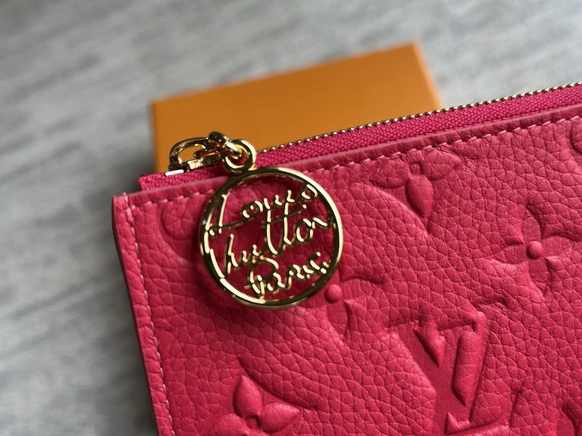 루이비통 레인보우 엠보스 모노그램 소가죽 반지갑 상세 이미지 4