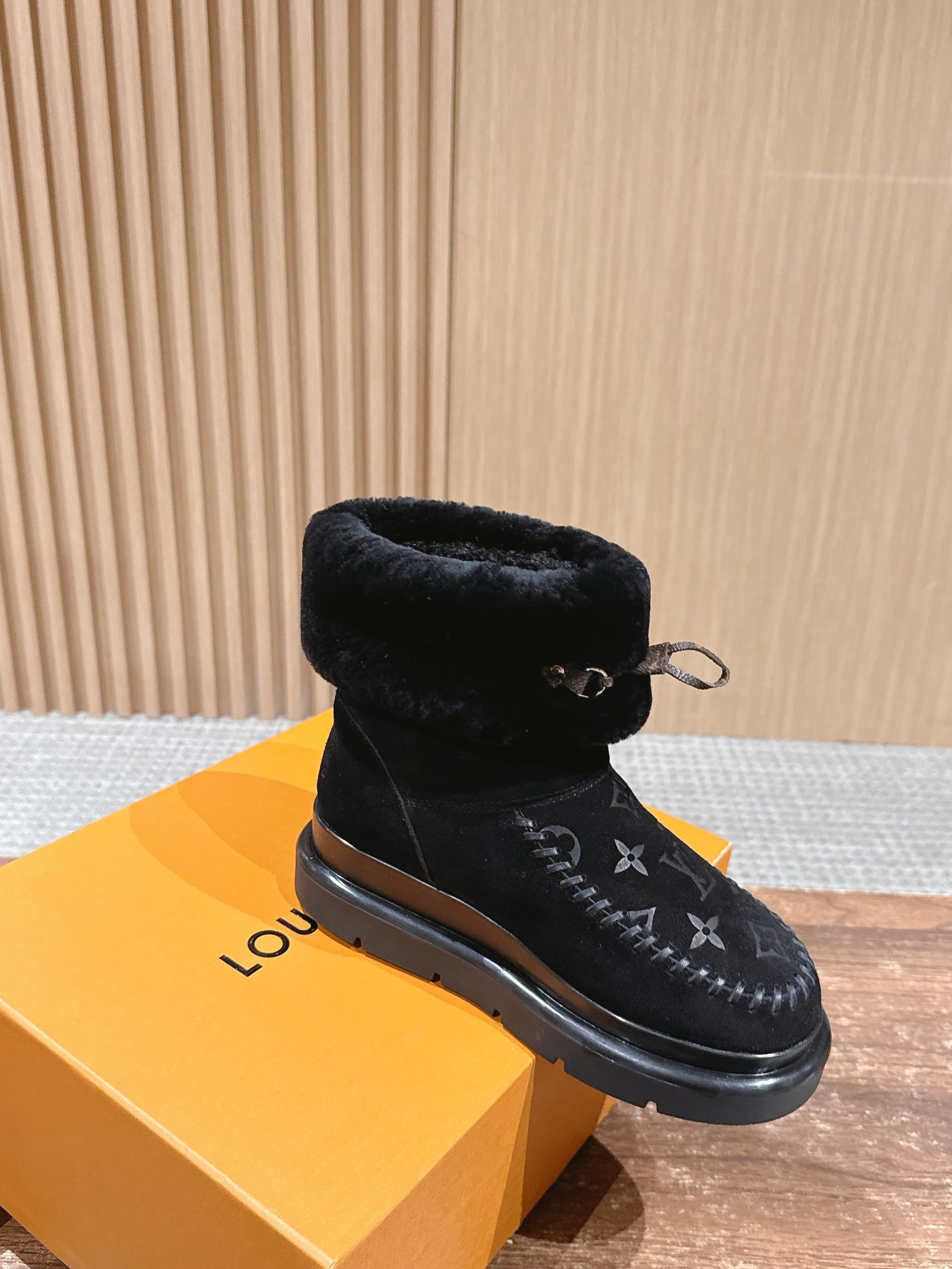 루이비통 코르티나 모노그램 앵클부츠 상세 이미지 3