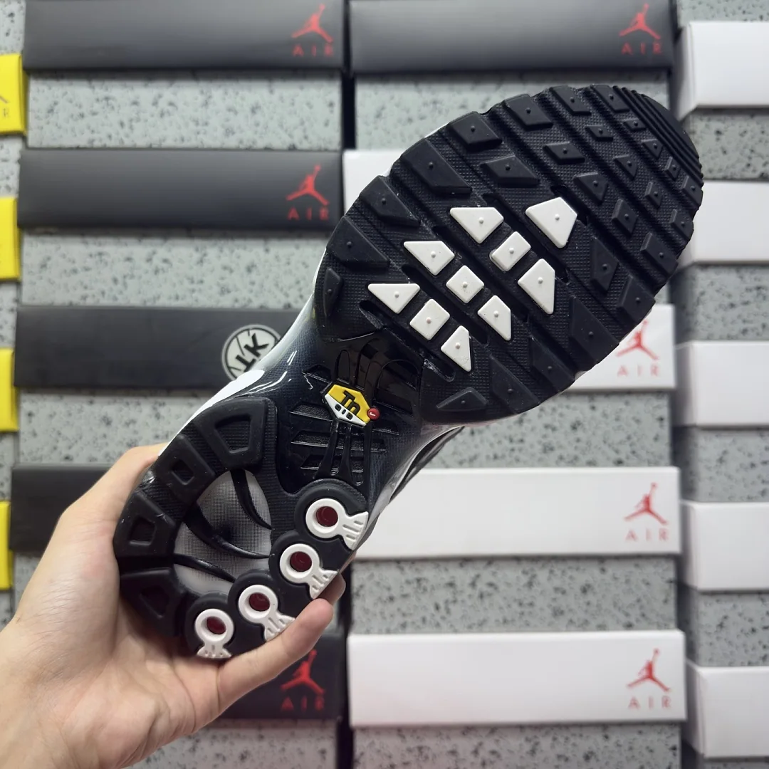 나이키 [TK] 에어 맥스 플러스 DM0032-003 201970 Nike Air Max Plus Black Silver White 상세 이미지 9