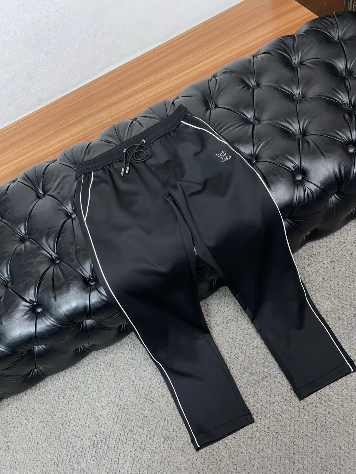 루이비통 워싱 디스트레스드 일본산 데님 남성 바지 2026 SS 상세 이미지 6
