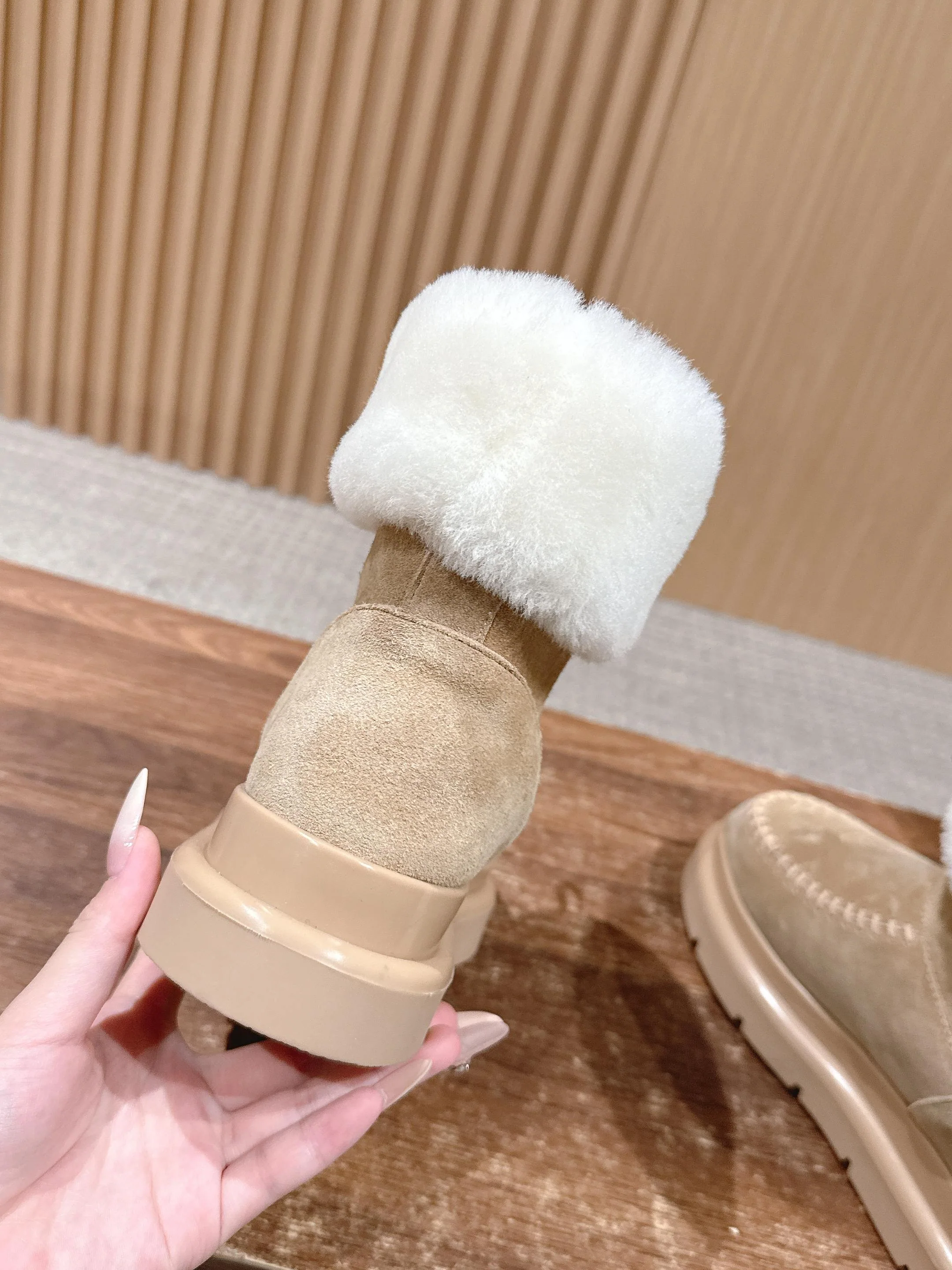 루이비통 코르티나 스웨이드 앵클 부츠 상세 이미지 8