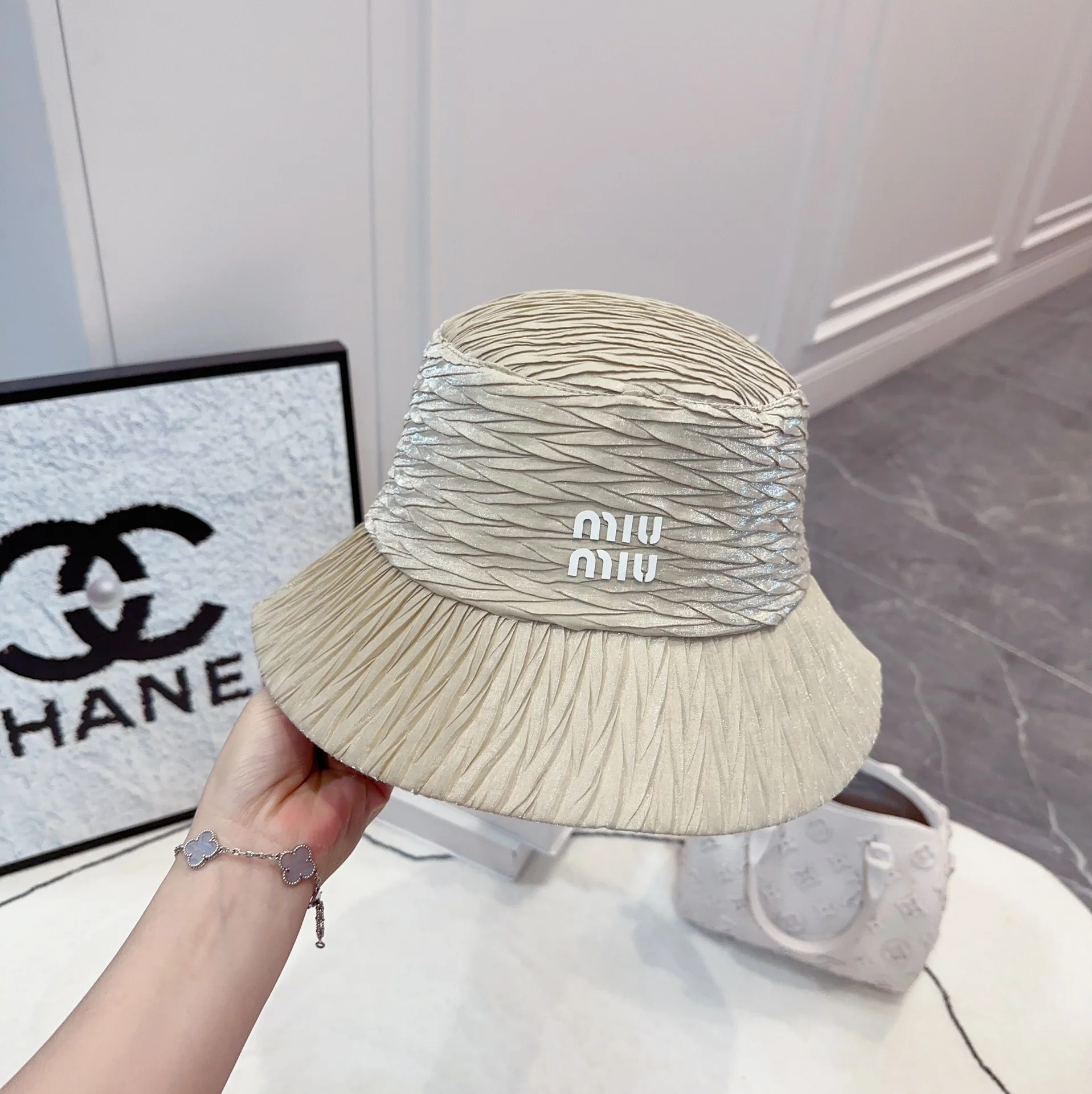 미우미우 새틴 주름 버킷햇 상세 이미지 4