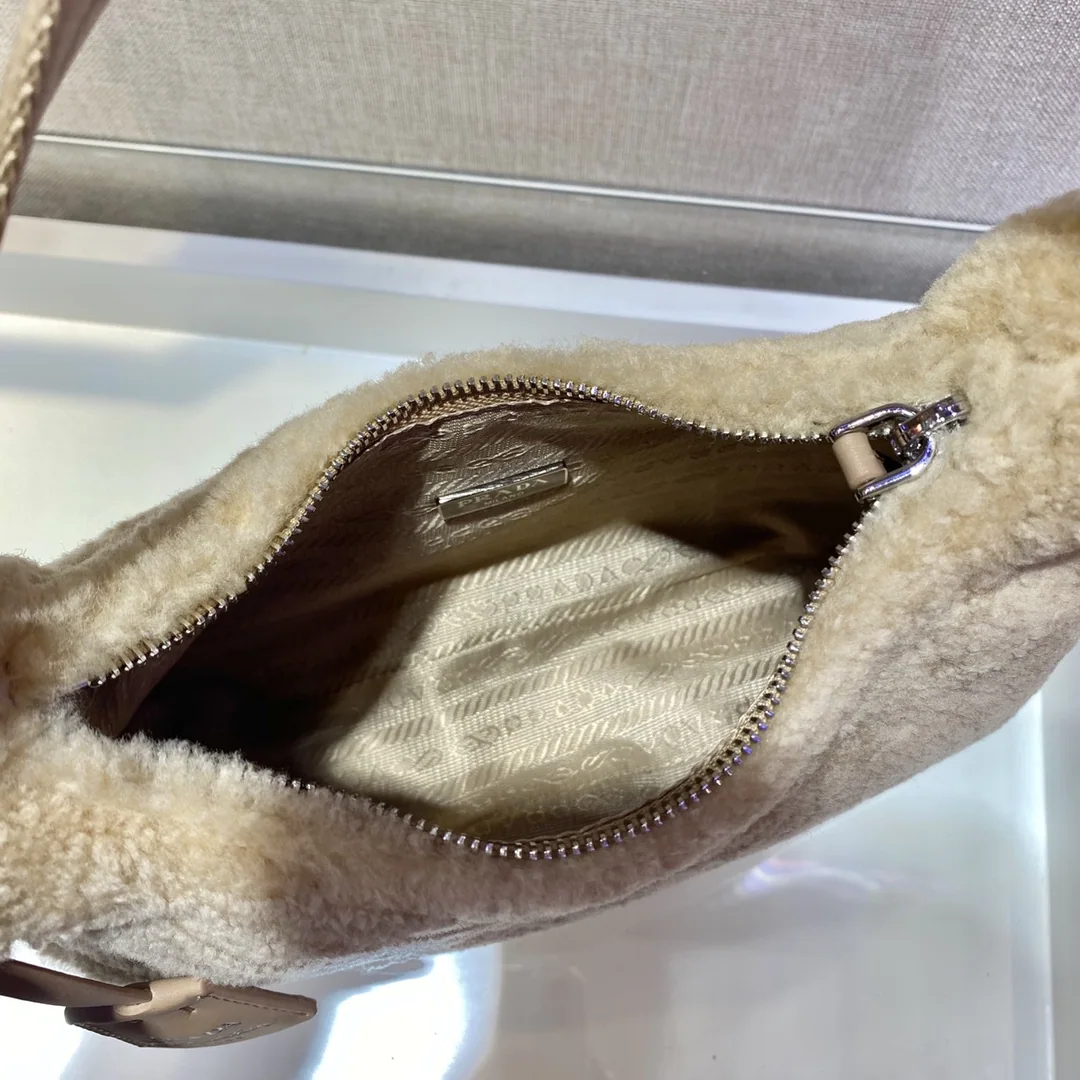 프라다 부드러운 호보백 상세 이미지 8