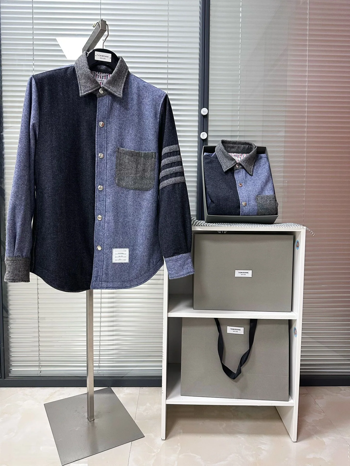 톰브라운 데님 블루 컬러 블록 울 셔츠 재킷 남성용 상세 이미지 11