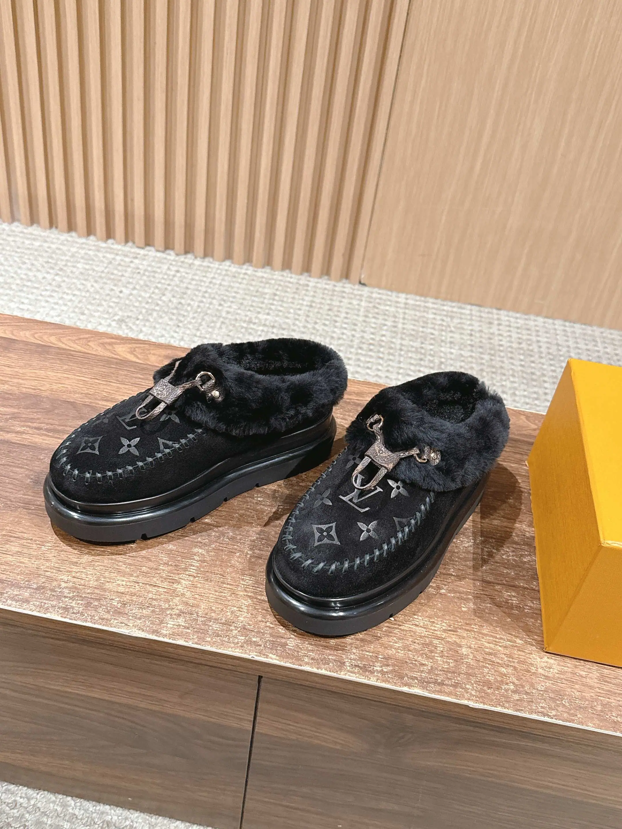 루이비통 모노그램 엠보싱 스웨이드 가죽 로퍼 상세 이미지 2