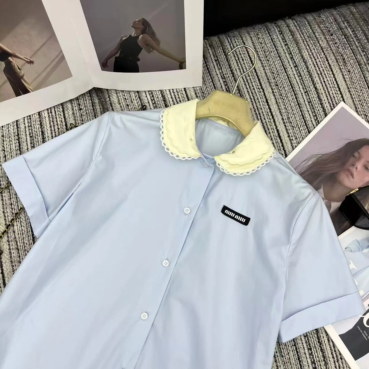 미우미우 컬러 블록 자수 반팔 티셔츠 상세 이미지 4