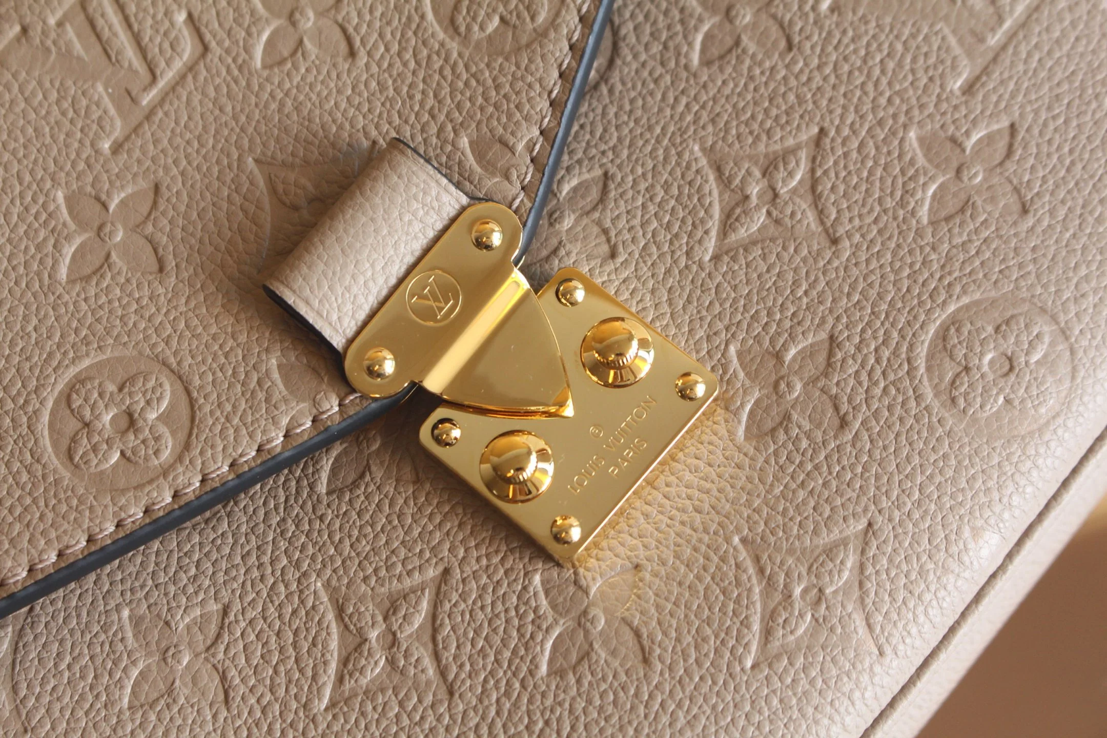 루이비통 모노그램 앙프렝뜨 양각 소가죽 가방 M44881 상세 이미지 4