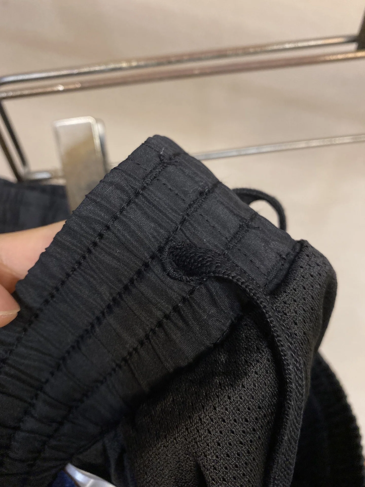 루이비통 모노그램 프린트 나일론 남성 반바지 상세 이미지 6
