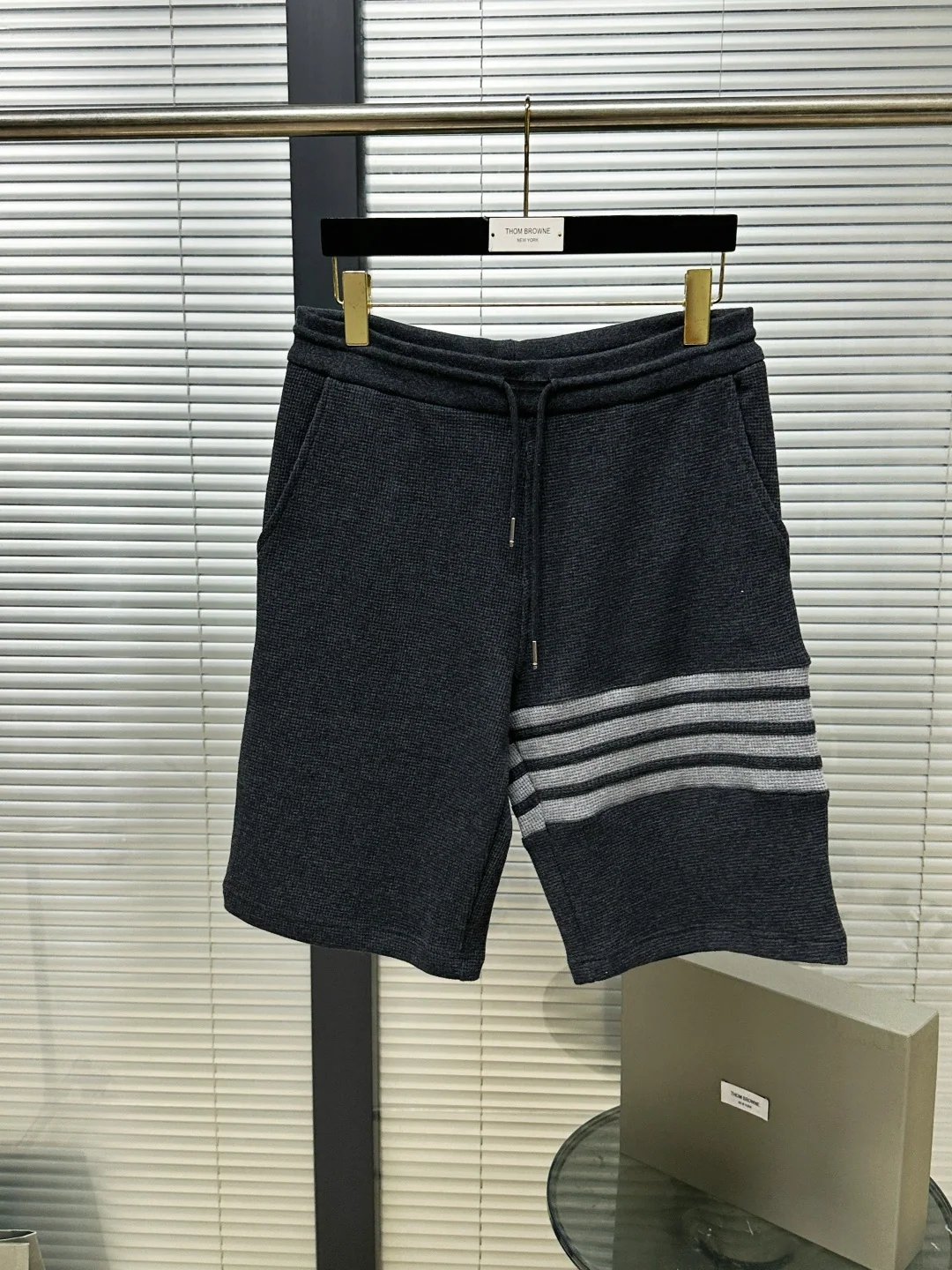 톰브라운 면 와플 남성 반바지 상세 이미지 1