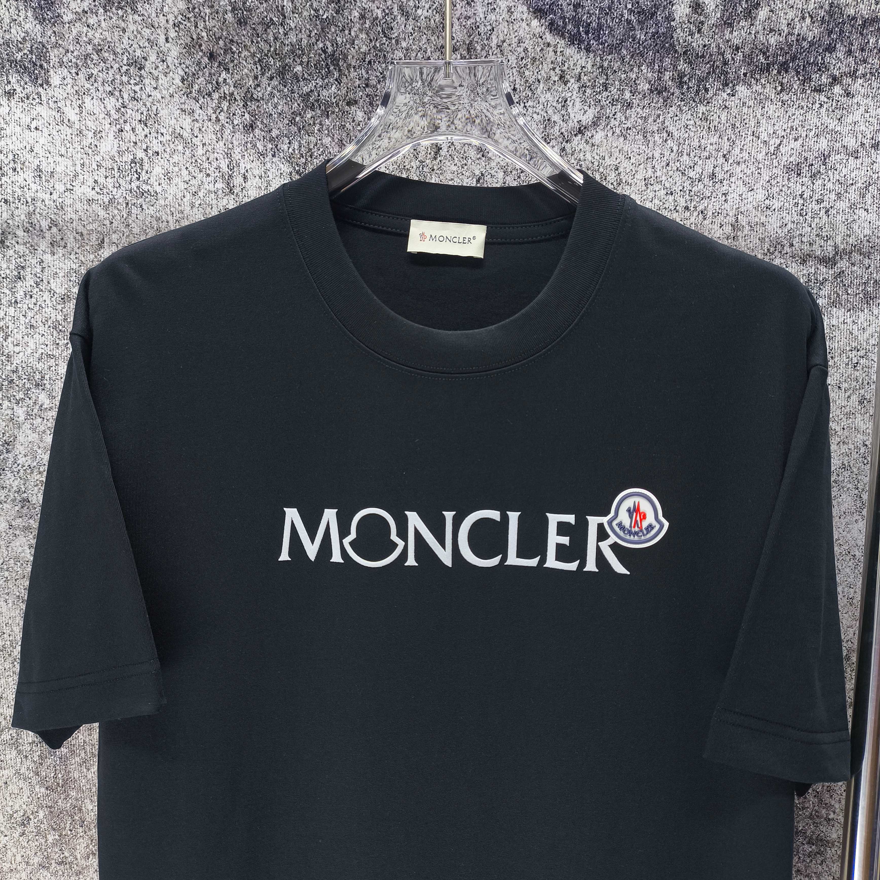 몽클레어 플로키 가공 실리콘 패치 여성 반팔 티셔츠 상세 이미지 3