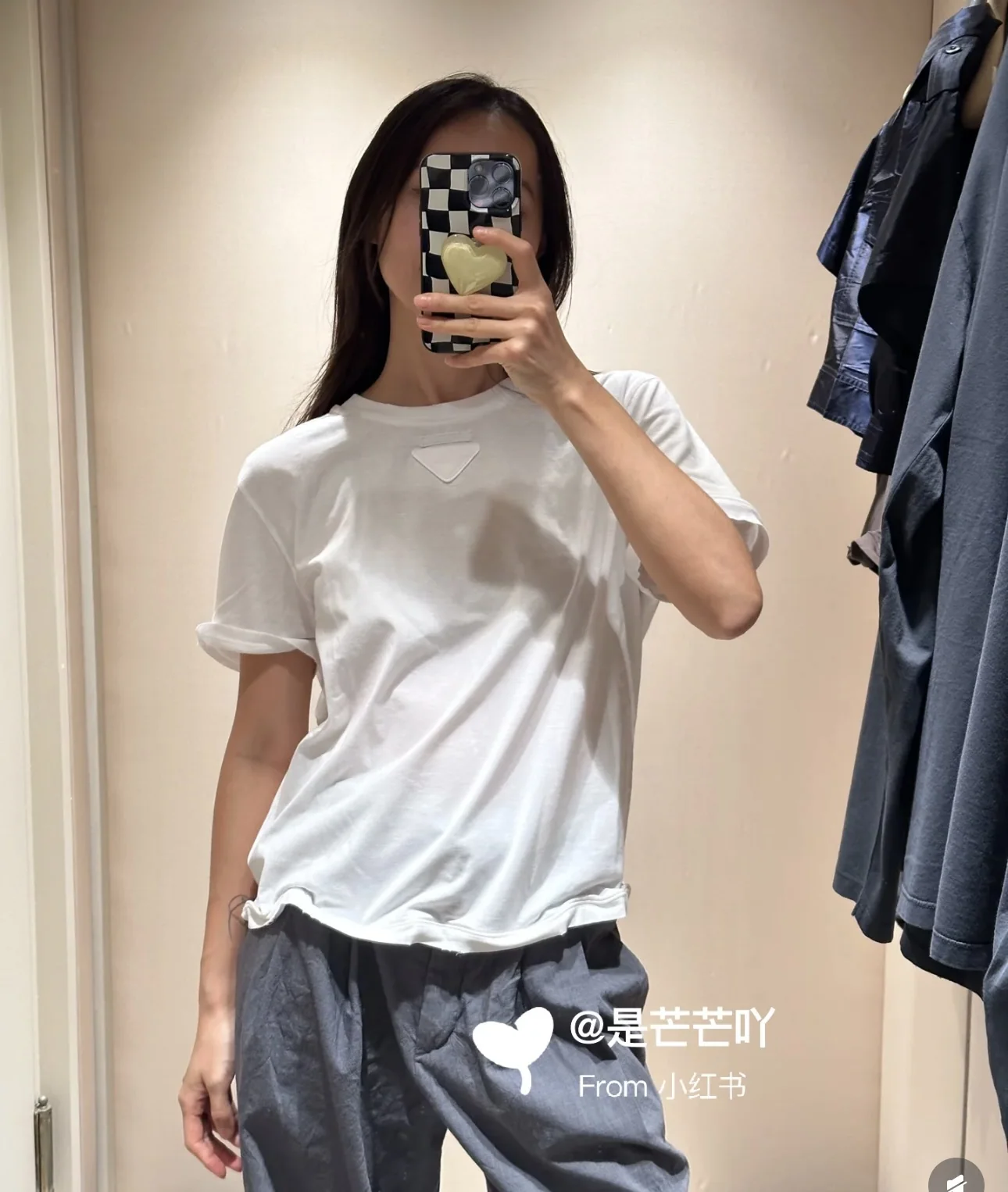 프라다 레터 로고 3D 엠보싱 반팔 티셔츠 26 SS 상세 이미지 2