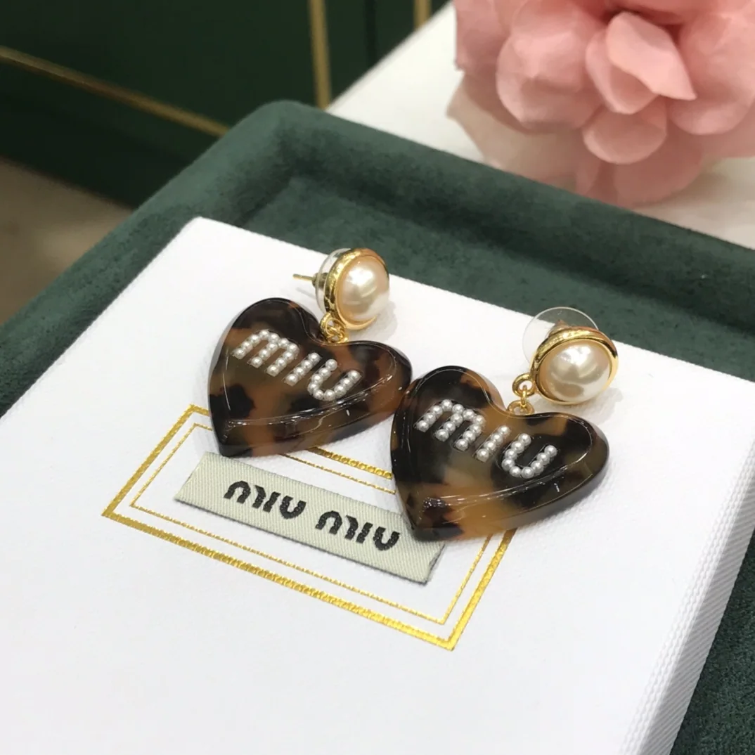미우미우 진주 하트 아크릴 귀걸이 상세 이미지 3