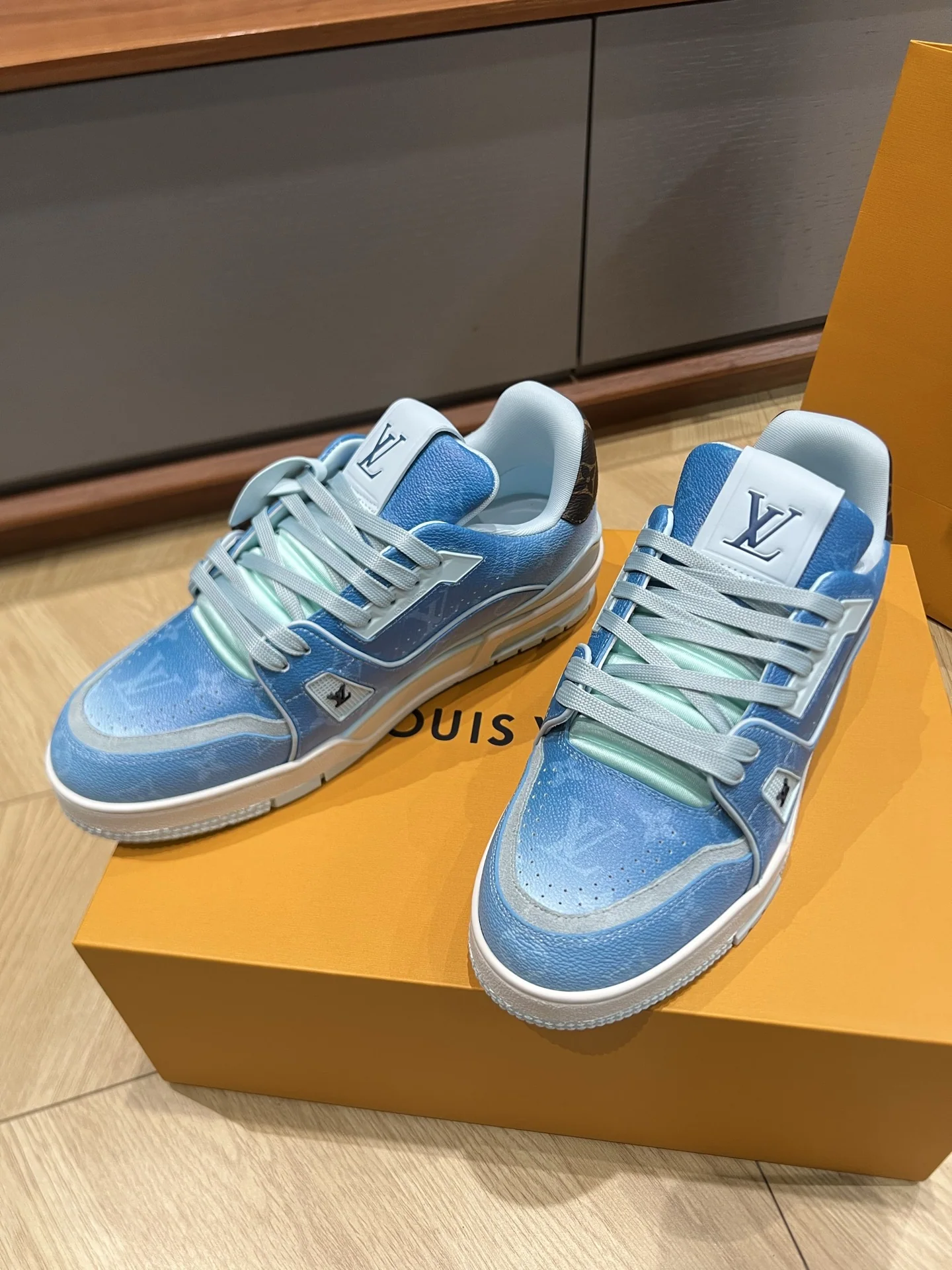 루이비통 LV 26 데님 트레이너 신발 상세 이미지 1