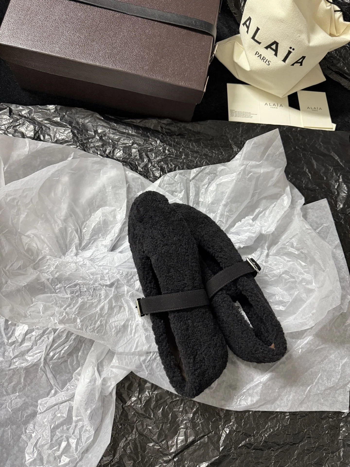 알라이아 플러시 버클 여성 신발 상세 이미지 3