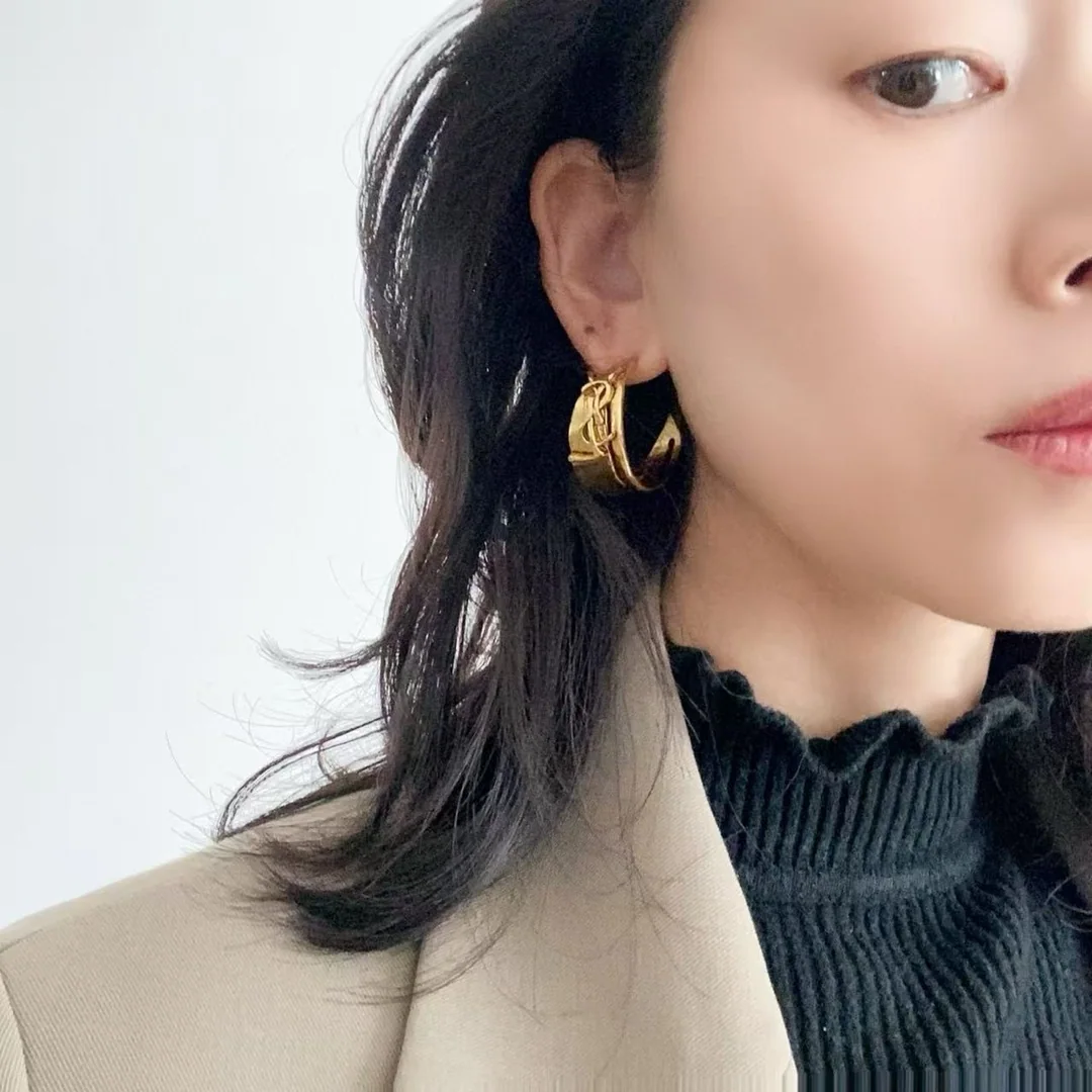 생로랑 황동 금속 질감 귀걸이 상세 이미지 1
