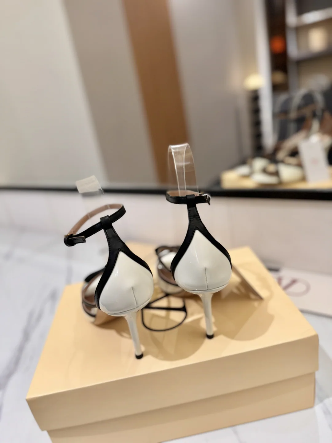 발렌티노 브론즈 리본 V 버클 샌들 상세 이미지 8