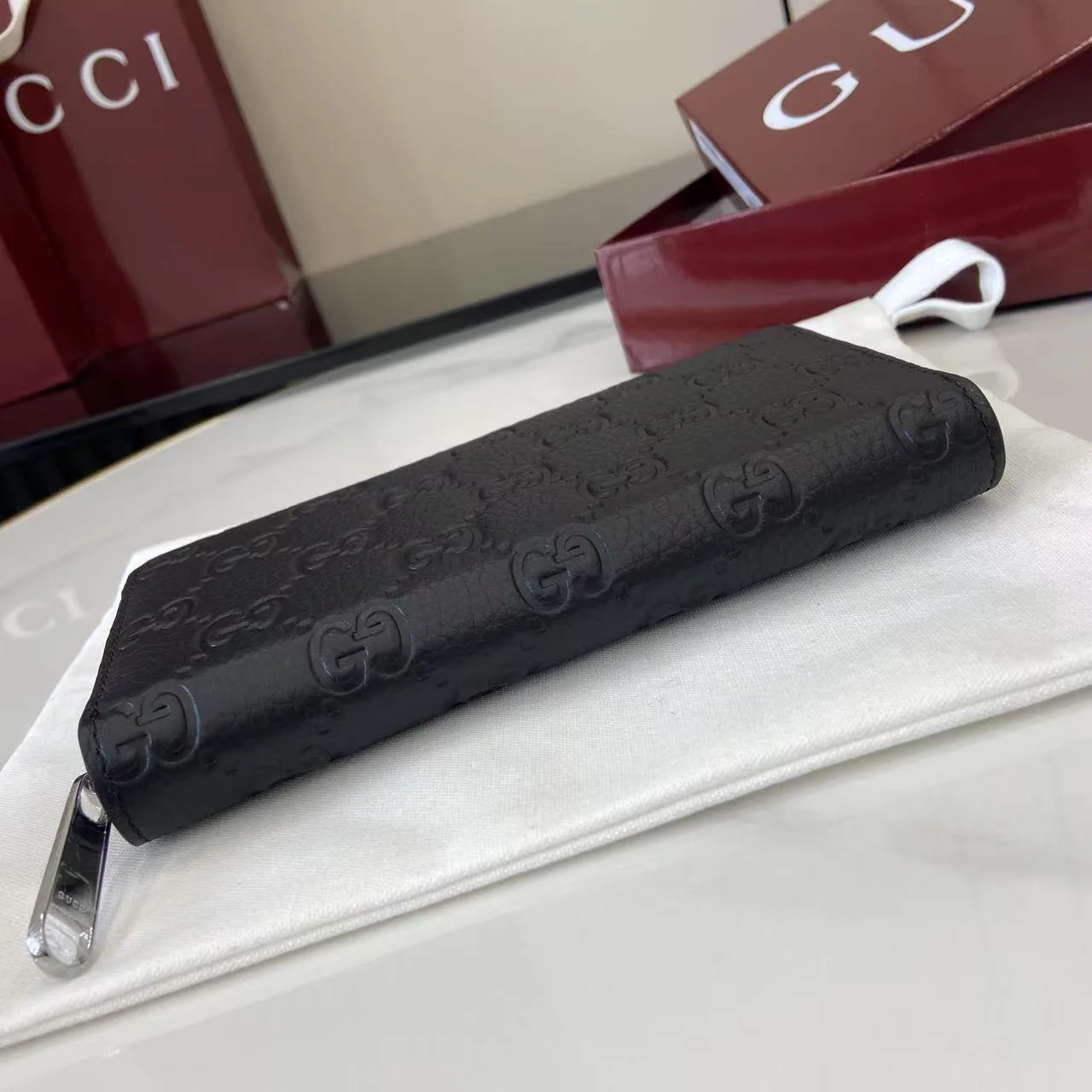 구찌 임프린트 GG 그레인 가죽 풀집업 지갑 상세 이미지 8