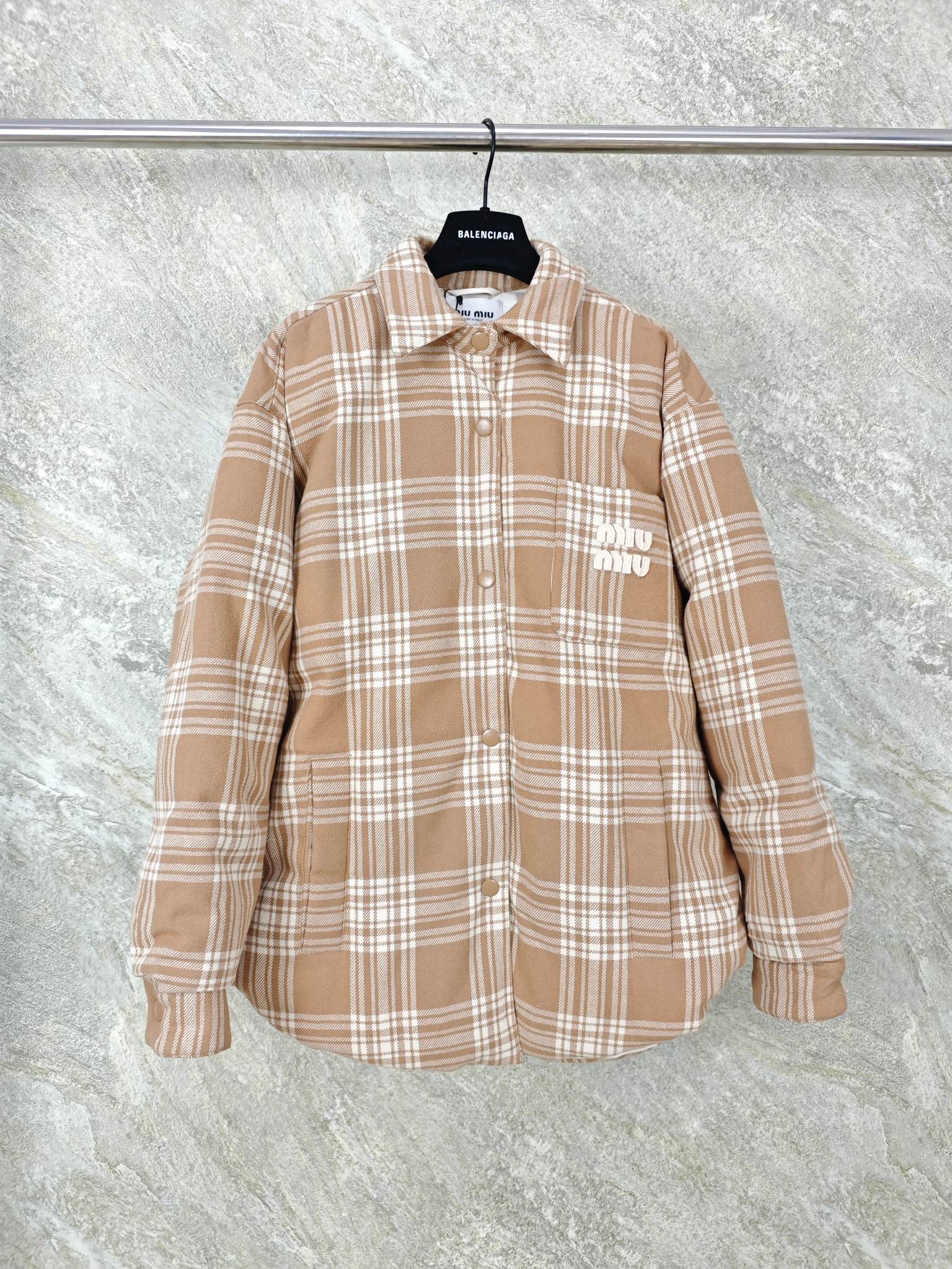 미우미우 브러시드 체크 다운 자켓 25FW