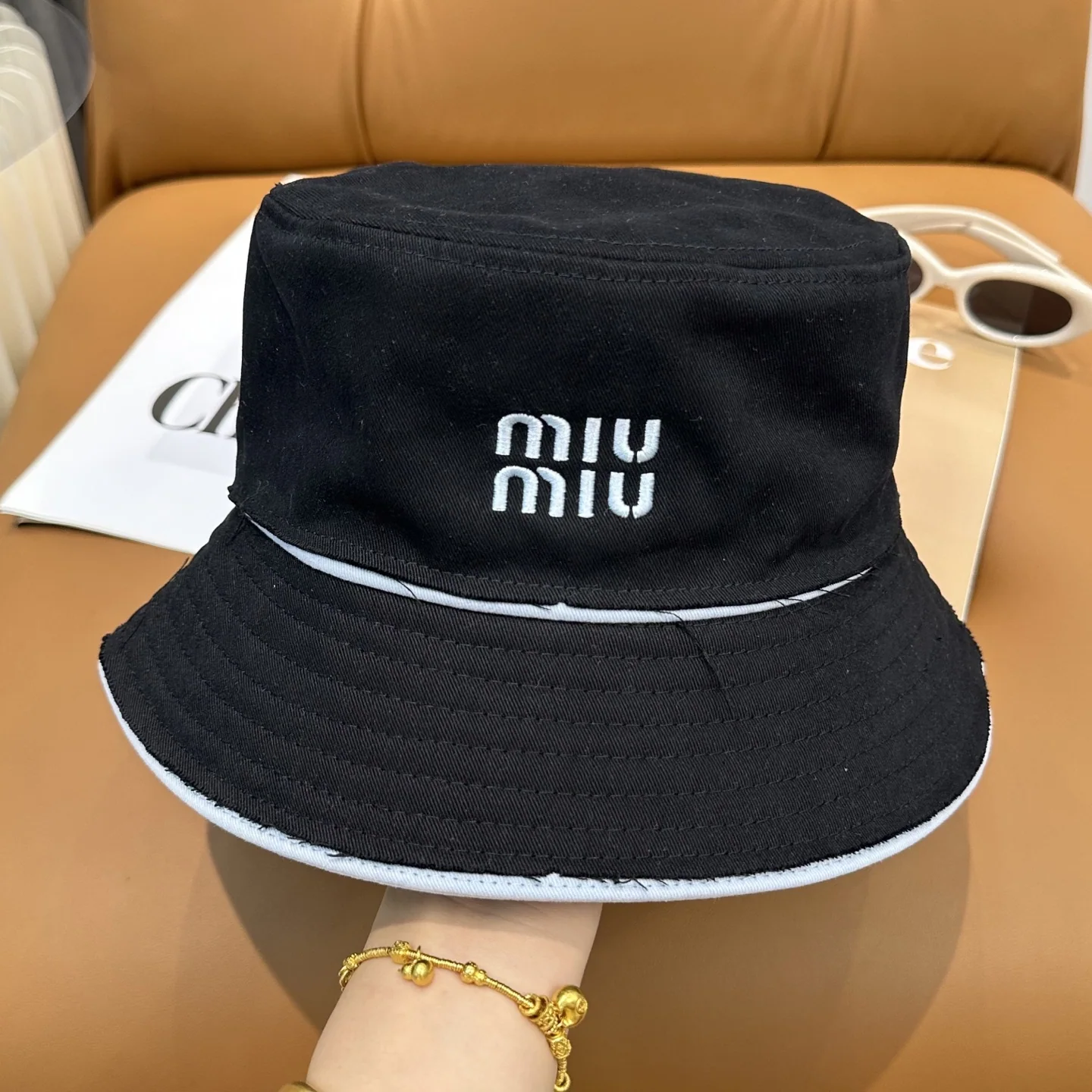 미우미우 자수 배킷 햇 모자 상세 이미지 2