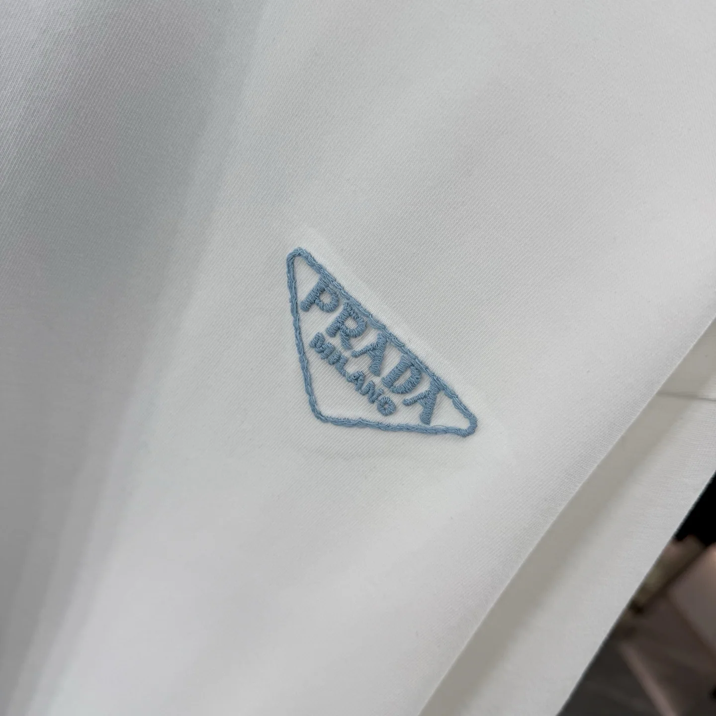 프라다 니들 자수 메탈 삼각 로고 크루넥 반팔 티셔츠 상세 이미지 6